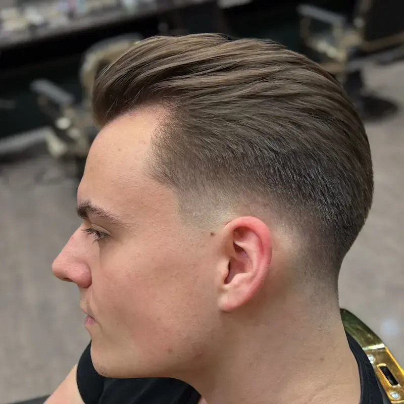 Męska fryzura undercut z dłuższą górą wykonana w salonie Boske Barber Shop