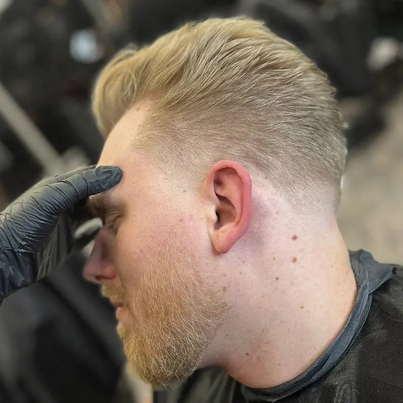 Efekt przed i po kamuflażu siwizny na włosach u barbera w Rzeszowie