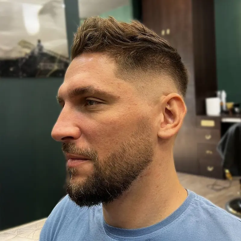 Ostre i czyste linie zarostu dzięki konturowaniu brzytwą przez barbera