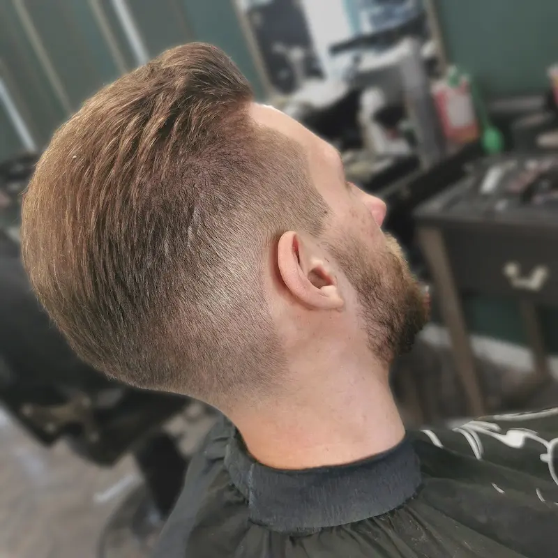 Fryzura Pompadour z niskim cieniowaniem typu low fade w Rzeszowie