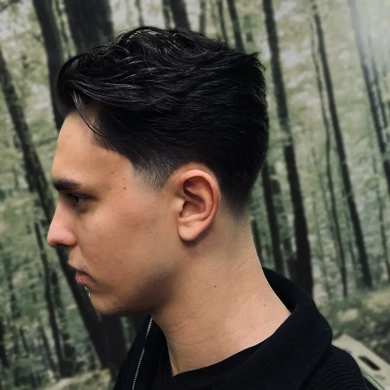 Kreatywna męska koloryzacja włosów wykonana w salonie barberskim