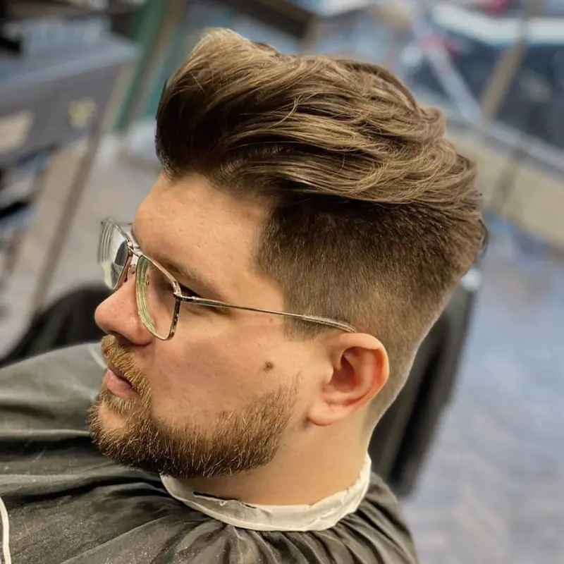 Stylizacja męskich długich włosów, fryzura typu man bun w Rzeszowie