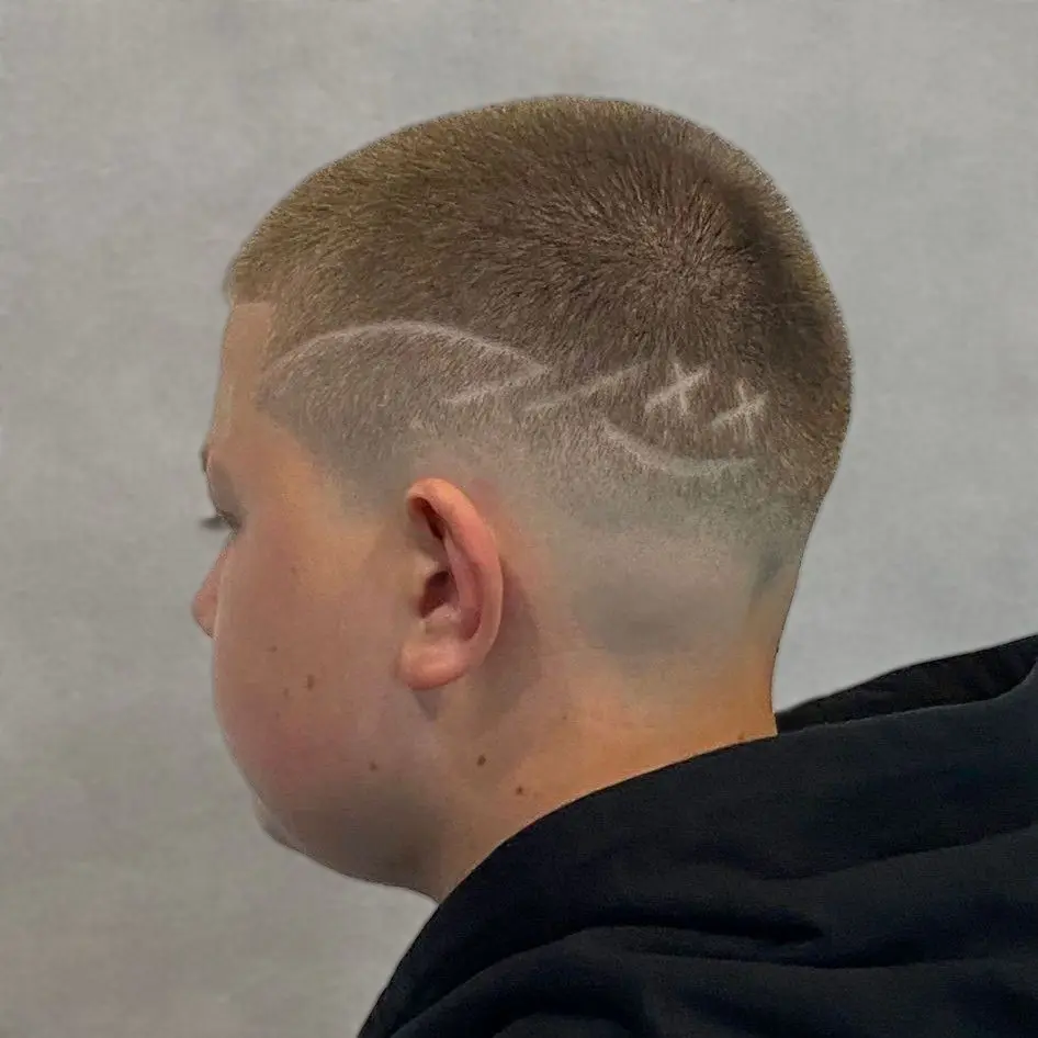 Modna fryzura dla młodego klienta, strzyżenie chłopięce w Boske Barber