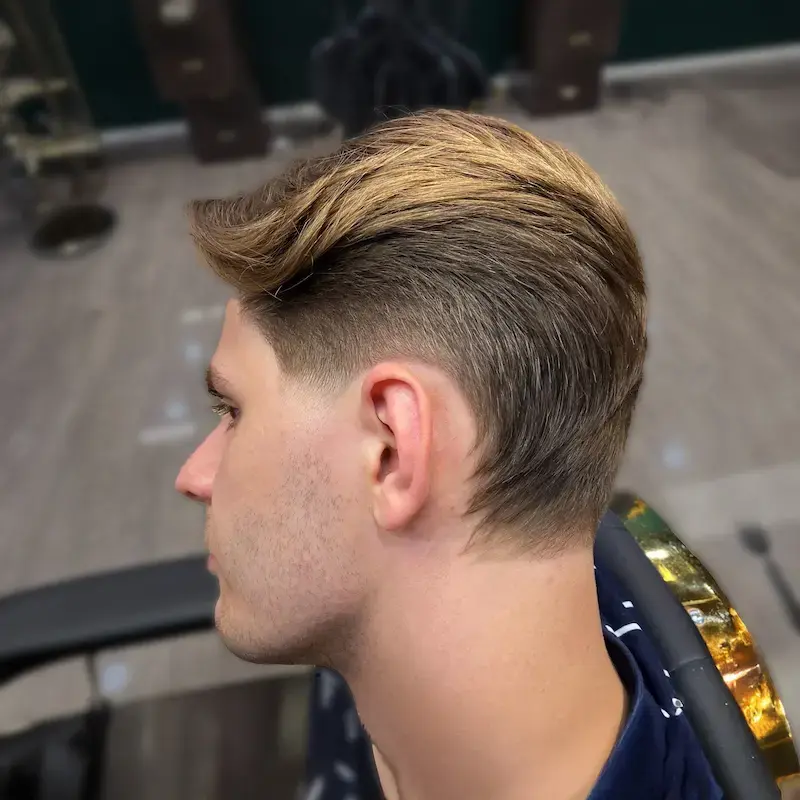 Nowoczesna fryzura męska, texturowany crop od barbera z Rzeszowa