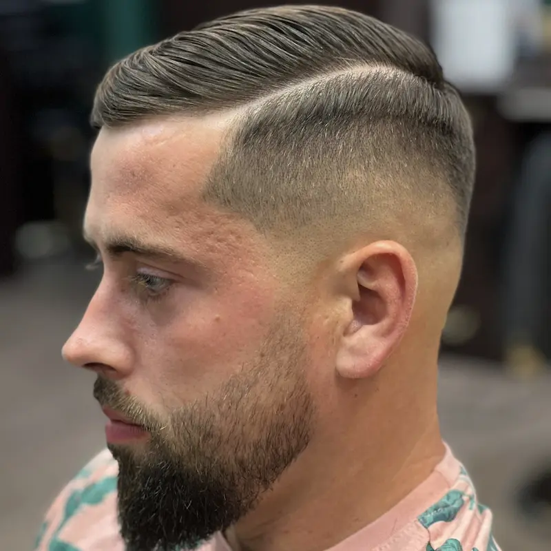 Elegancka fryzura męska z idealnie wyznaczonym przedziałkiem