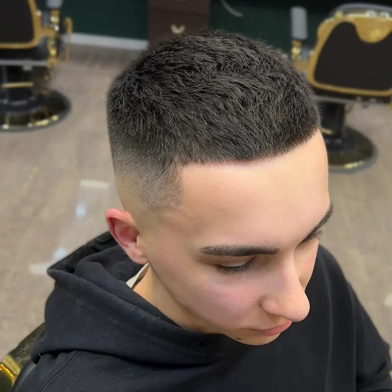 Nowoczesny Crop Top z cieniowaniem do zera, czyli skin fade Rzeszów