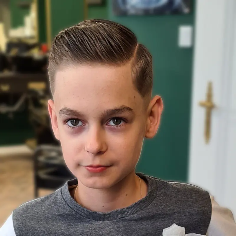 Modne strzyżenie dla chłopca z wyciętym wzorem błyskawicy