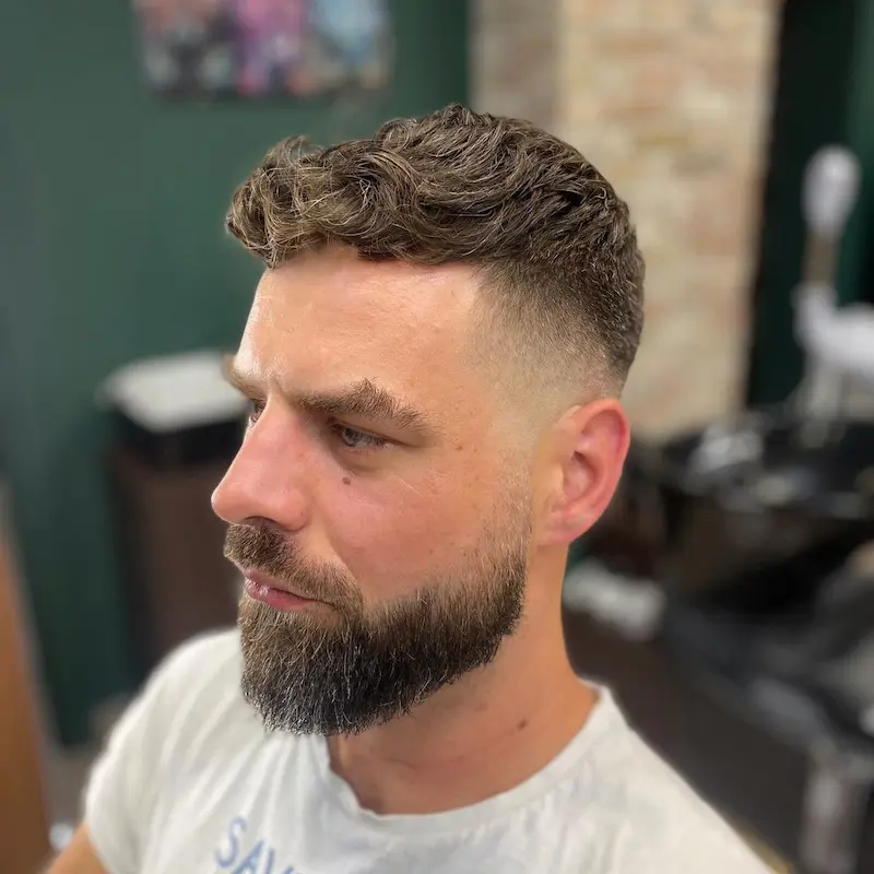 Precyzyjne trymowanie i nadawanie kształtu długiej brodzie