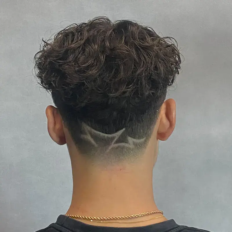 Kreatywne wzorki na włosach, hair tattoo wykonane przez barbera w Rzeszowie